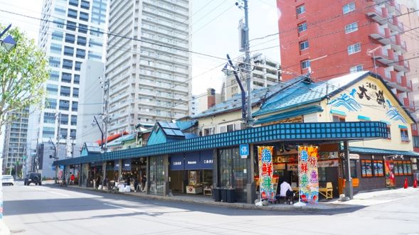 ▶Nijo Market【10min】
There are stores that have been in business for more than 100 years, and the market has a long history with many regular customers.
Fresh Hokkaido seafood is on display.