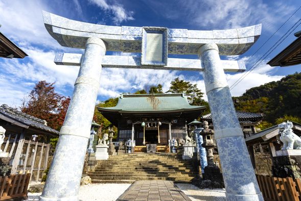 Stroll around Touzan Shrine and visit to Arita-yaki pottery stores (total 100 min.)