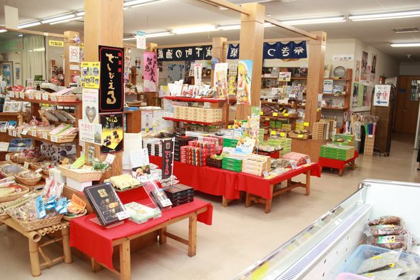 Return to the Kitsuki Furusato Industry Center to return E-Bikes, and the guided tour will conclude.
You can purchase local specialties and crafts inside the center.