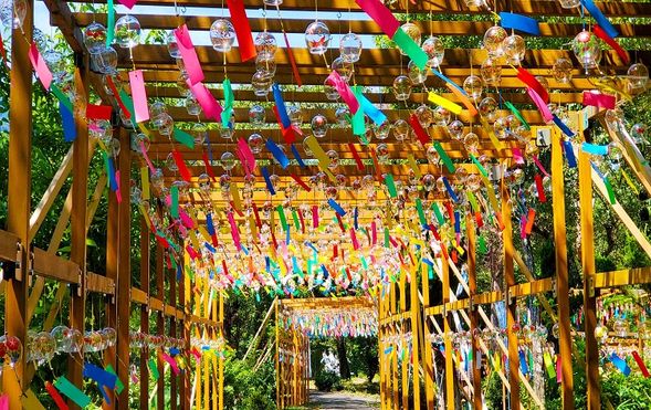 Sekigahara Warland
Enjoy one of Japan’s largest wind chime corridors and illuminated Japanese umbrella displays (Approx. 30 min)