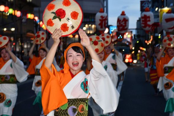 The "Wa-odori" Circle Dance: Where Everyone Becomes One
Don't worry if you don't know the steps. Just watch the person in front of you, and follow the rhythm. In the circle, smiles are more important than perfect footwork!