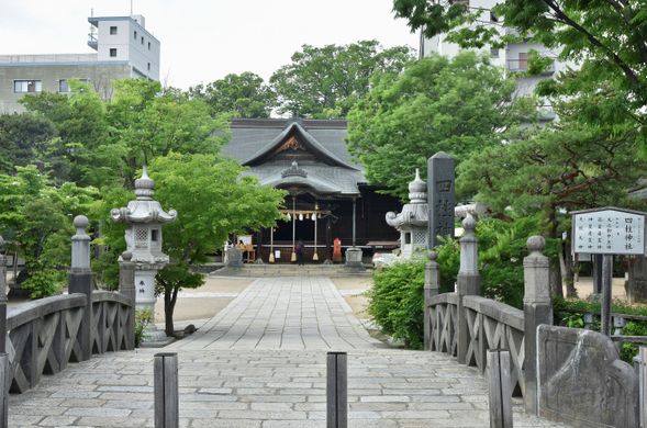 Yohashira Shrine
:A spiritual power spot that grants all wishes.