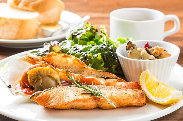Otaru Bine (Lunch)【50 min】
○ Grilled Seafood Plate (Shrimp, scallops, salmon, oyster and mussels in oil, salad, 2 slices of bread, onion soup)
*Extra bread available upon request.
*Menu items are subject to change based on availability.
