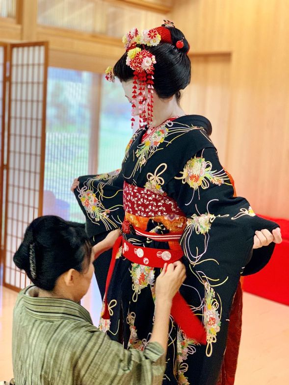 Maiko-san Outfit Experience
(2.5 hours)