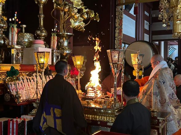 Observation of the goma fire ceremony (entrance is optional) / Charm guide / Tour of the temple grounds / Free time