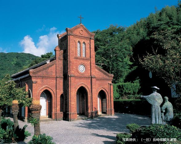 Dozaki Church
Admire the brick-built church and view the "apple stones" at low tide