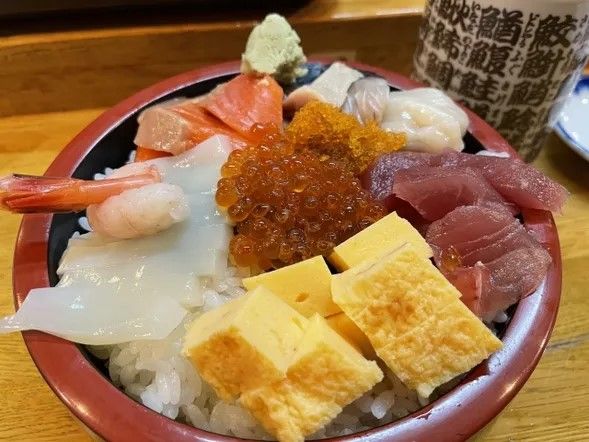 ・Lunch
Kaisen-don
(crab claws, crab meat, tuna, tobiko, herring roe, squid, shrimp, salmon roe, salmon roe, scallop, shiso leaves, wasabi, rice), miso soup, small bowl of cooked food