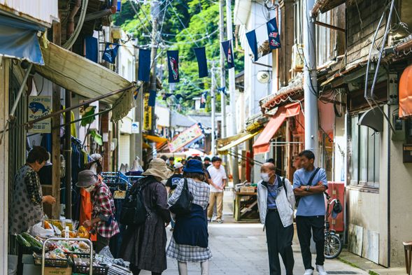 Stroll around The Yobuko morning market (60 min.)