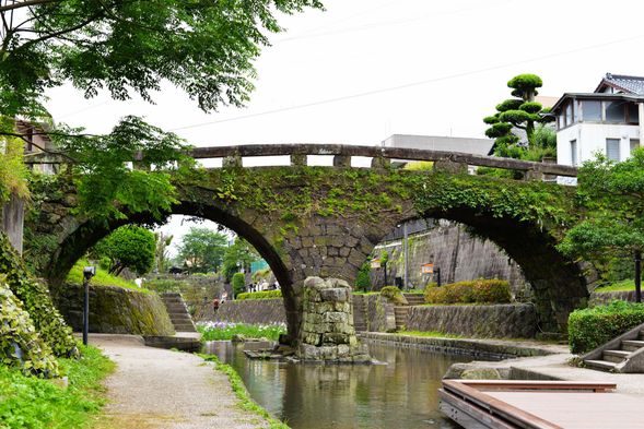 60 minutes, including time for shopping and a stroll along the Takase River.