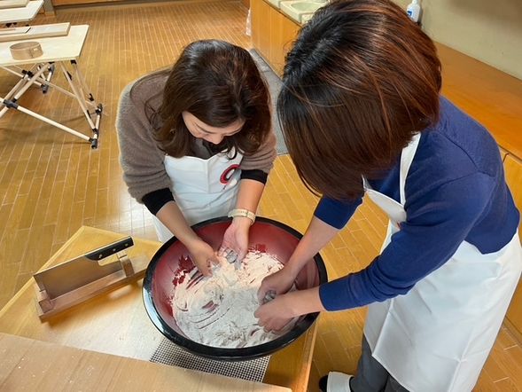 Enjoy the soba noodle making experience.