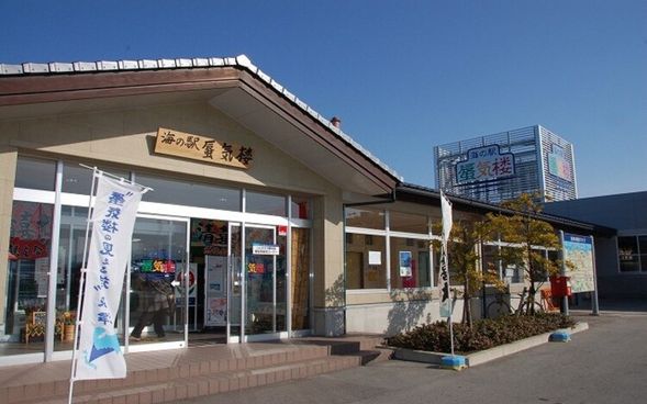 Umi-no-Eki Shinkiro (Seaside Station)
(Shopping for fresh Toyama seafood & local products / Lunch on your own / Approx. 80 min)