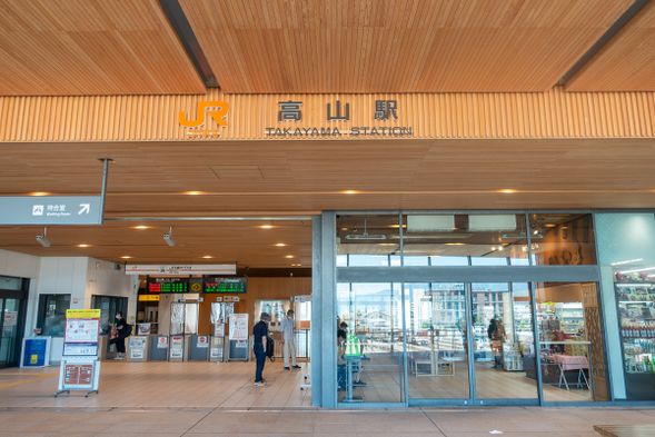 10:00/14:30
Meet up with your guide at Takayama Station in front of the ticket gate