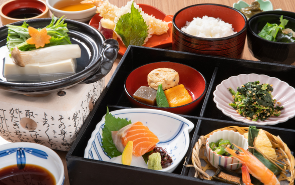 Shozan Resort Kyoto
* Enjoy a lunch of Kyoto cuisine that makes the most of the seasons and the flavors of Kyoto, and a stroll through the gardens, where the contrast between the autumn leaves and evergreen trees such as Kitayamadaisugi is beautiful