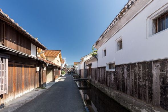 Stroll through the White-Walled Storehouse District (1 hour)