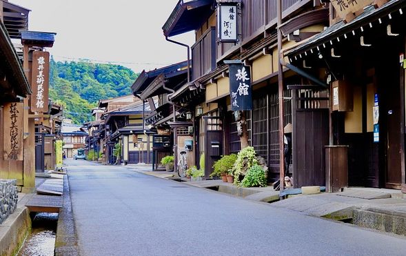 Hida Takayama
(walk around the atmospheric townscape / approx. 70 mins)