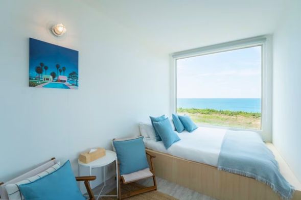 Sunset Trailer (Queen Bed)
Featuring a single queen-size bed, this unit is recommended for couples. It also includes a private wooden deck where you can enjoy a barbecue or the sunset in a private setting.