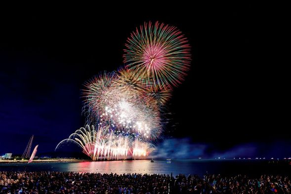 Mikuni Fireworks (Fukui)
(60min)
*It takes about 20 minutes to walk from the parking lot to the viewing area.