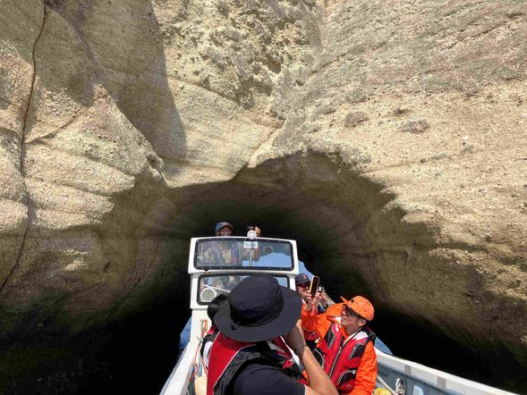Breakfast (Japanese set menu )
09:30
Depart hotel. Today we will hike the beautiful Urato Shoto Island area off thecoast of Matsushima Bay.