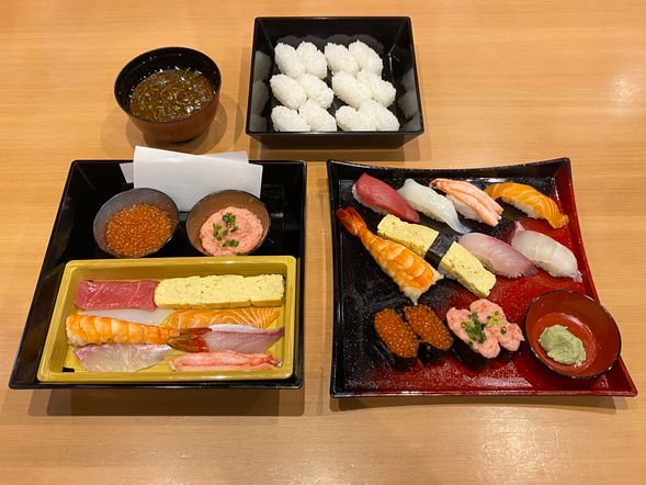 On the left is a sushi kit; on the right is the finished product made by a professional.
The sushi-making kit is perfect for couples, families, and groups of friends. Why not try to become a sushi chef?