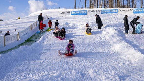 You can enjoy unlimited snow play and sledding at the venue!