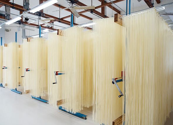 Nakamoto Seimen Fukue Factory (Goto Udon manufacturing process tour)
Observe the Goto hand-stretched udon making process and enjoy "Jigoku-daki" udon
Duration: Approximately 2 hours (15 minutes for tour, including lunch)