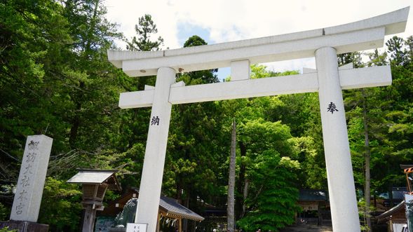 Suwa Taisha Shrine Visit & Shopping on Miyamachi-dori Street (for 80min)
☆Discover Myojin-no-yu (Hot Spring Purification Font) & numerous Important Cultural Properties