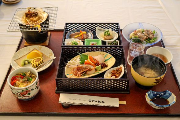 【Hot Dish (Fire Gourmet)】
Grilled Funka Bay Scallop (with crunchy soy sauce & butter)
【Regional Meat Dish】
Toyoura Pork Chilled Shabu-Shabu Salad (with Lake Toya red shiso dressing)
【Meal】
・Nameko Mushroom Miso Soup
・Kohantei Original Crab Rice topped with Simmered Clams (Asari Shigureni)
【Dessert】
Cake (1 type) & Seasonal Fruits (2 types)