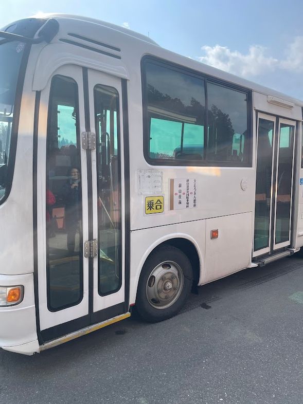 在抵達大正浪漫館後,轉乘接駁車至銀山溫泉區