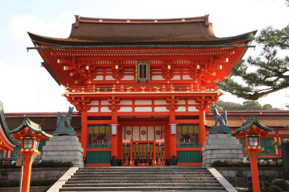 Fushimi Inari Taisya Shirine
・One thousand Torii. <Must See!!>
・The Inari shrines host the guardian gods for business success, well-being of the family, traffic safety and improvement in performing arts.
・It is the head shrine of Inari shrines in Japan.
