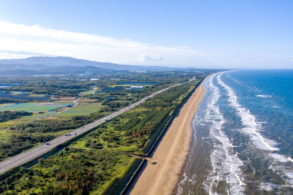 Depart for Kanazawa City
If the weather is nice, we will drive on the "Chirihama Nagisa Driveway", where it is permitted drive on the beach