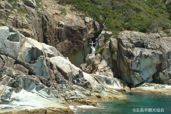 13:30 We'll travel on a chartered cruise ship (total travel time: 60 minutes)
We can view the natural rock formation known as 'Harinomendo'—which resembles the Madonna and Child—