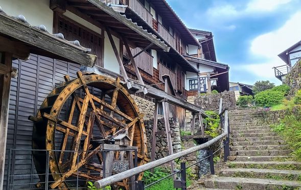 Magome-juku
(Approx. 80 minutes)
Stroll through the nostalgic post town with stone-paved streets and traditional houses.