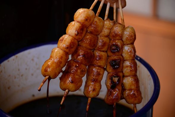 Hida Takayama Historic Merchant District
(Free time to explore the historic streetscape, often called "Little Kyoto of Hida" / approx. 110 mins)
★Includes Mitarashi Dango (sweet & savory rice cake) tasting!