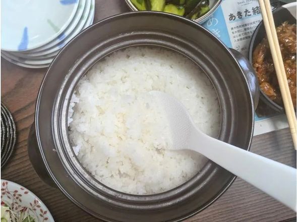 Cooking rice over an open flame in a "Donabe"