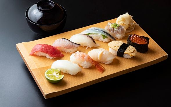 Etsusaburo: Special sushi lunch (approx. 60 minutes).