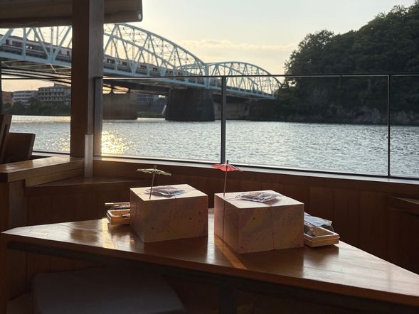 【With Dinner】
June-August: 18:00~
September-October: 17:30~
Dinner on ship (1h / Dinner fee and Ship fare included)