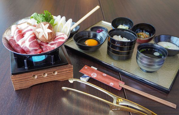 Niseko Nook Annupuri / Sukiyaki Set Meal
Savor the juicy, premium Makkari Herb Pork, known for its exceptional quality and natural sweetness, in a delicious Sukiyaki hot pot!