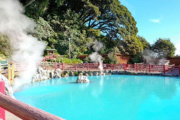 14:20 Arrive at Umijiigoku. Enjoy a leisurely stroll, eat hot spring eggs, and enjoy a foot bath