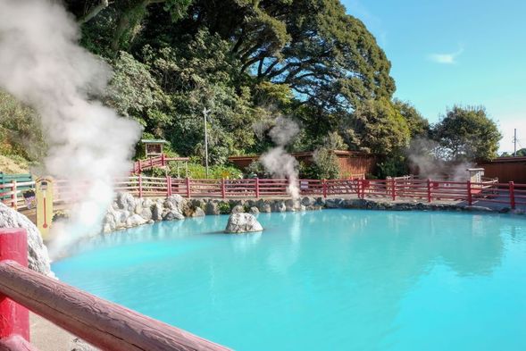 Arrive at Umijigoku.
Enjoy a leisurely stroll, eat hot spring eggs, and enjoy a foot bath.