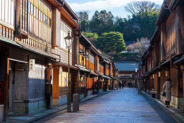 Higashi chaya district
・Discover one of Kanazawa’s largest geisha districts
・Please Try gorgeous gold leaf ice cream!