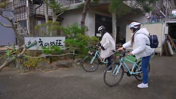 On sunny days, rent a bicycle from Enome-sou and go cycling