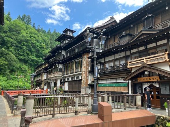 14:30 – 16:00 (Scheduled): Free exploration of Ginzan Onsen
Transportation: Take a shuttle bus from "Taisho Roman-kan" to the Ginzan Onsen area.
Note: Please be aware that there may be a waiting time for the shuttle bus depending on the situation.