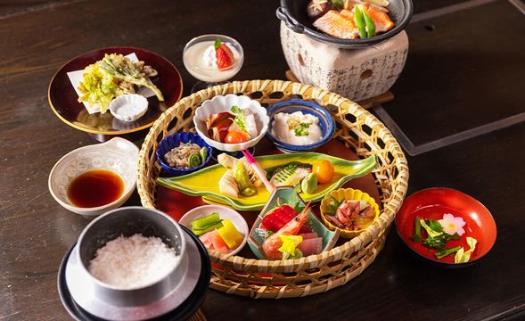 在酒店享用懷石料理晚餐(圖片僅供參考)。