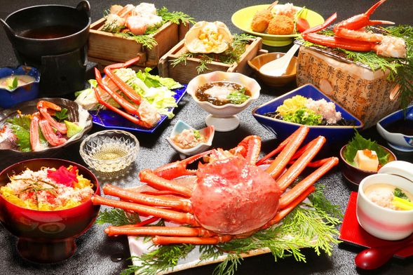 Sakyu Center
(Enjoy a 21-course crab feast using approx. 3 crabs, including 1 whole snow crab! / approx. 70 min)
↓
(On foot or via Chairlift)
↓
Tottori Sand Dunes
(Free time to explore Japan’s largest coastal sand dunes and enjoy the grand desert-like landscape / approx. 60 min)