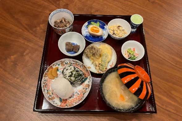 Lunch at "Nitamai Omusubi (Rice
Ball) Horinbo," located on the
grounds of the Itohara Estate.
