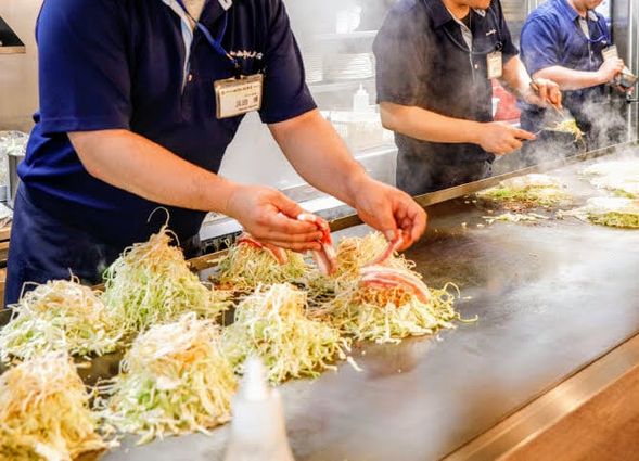 6. Okonomi-yaki Lunch
・It is located main area of Hiroshima.
★Lunch information: Japanese savory pancake.
It calls Okonomi Yaki. There is vegetarian option as well.(Please contact us once you book.)
・You will enjoy Okonomiyaki on the Teppan plate