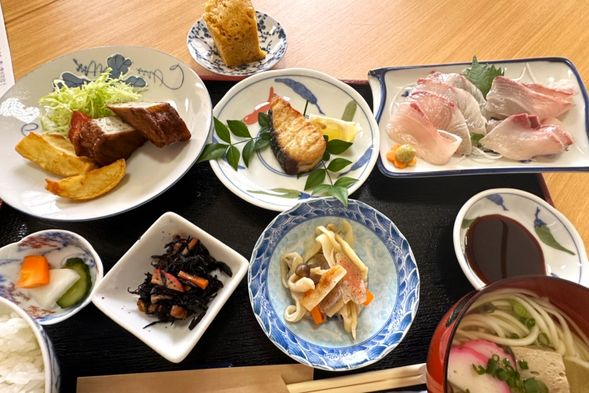 12:25 Lunch on Naru Island. We’ll enjoy a meal featuring fish caught that very day.
*Photo for illustrative purposes only.