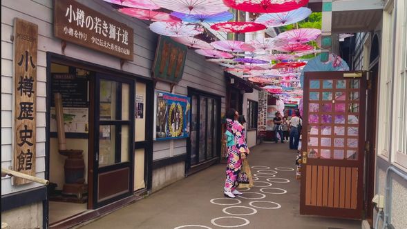 Visit various places in Otaru to photograph or enjoy a meal.