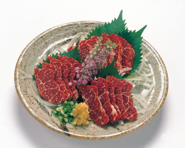 Enjoy Kumamoto's specialties !!
Basashi (horse meat sashimi)