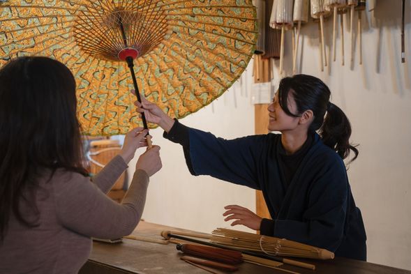 After the workshop, artisans will complete the drying, lacquering, and finishing process over the course of one to two months.
Once your umbrella is finished, it will be shipped to your specified address in Japan or overseas.